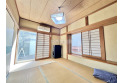 【内観】大きな窓から光が差し込む明るい和室。