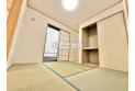 【内観】リビングから続く和室は、温かみがありくつろぎを与えてくれます