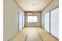 【内観】明るい窓が魅力の和室はくつろぎを与えてくれます