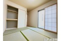 【内観】和室5.75帖　日本特有の部屋「和室」。障子越しに溶け込む太陽の明かりは、心を和ませてくれます。