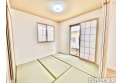 【内観】和室5帖　日本特有の部屋「和室」。障子越しに溶け込む太陽の明かりは、心を和ませてくれます。