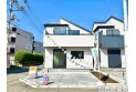 【外観】南西×南東角地に佇む住宅。陽当り良好です。