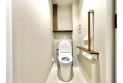 【トイレ】トイレは限られた空間ですので、ペーパーのストックや掃除用品をスッキリしまえるように収納場所を設けました。