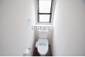 【トイレ】温水洗浄機能付きトイレです。小窓も付いているので空気の入れ換えも楽に行えます。
