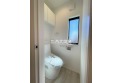 【トイレ】温水洗浄機能付きトイレです。小窓も付いているので空気の入れ換えも楽に行えます。