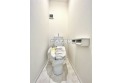 【トイレ】白で統一された清潔感のあるトイレ。