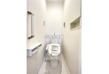 【トイレ】白で統一された清潔感のあるトイレ。手すりもあるバリアフリー設計です。