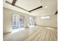 【居間】リビングは白を基調とし床材は木目調の落ち着いた色合いになっております。