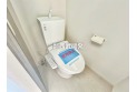 【トイレ】白で統一された清潔感のあるトイレ。