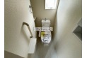 【トイレ】白で統一された清潔感のあるトイレ。手すりもあるバリアフリー設計です。