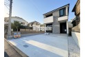 【外観】南道路に面した住宅は陽当たり良好です。暖かい陽光に包まれた快適な暮らしを始めませんか。