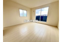 【内観】2面採光の洋室8帖のお部屋は、ゆとりある広さを確保しており主寝室向きです。