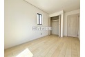 【内観】2面採光の洋室6.31帖のお部屋は、ゆとりある広さを確保しており主寝室向きです。