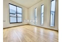 【内観】3連窓がお洒落な6帖のお部屋は、ゆとりある広さを確保しており主寝室向きです。