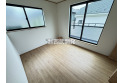 【内観】2面採光の洋室6.12帖のお部屋は、ゆとりある広さを確保しており主寝室向きです。