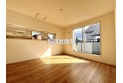 【内観】2面採光の洋室7帖のお部屋は、ゆとりある広さを確保しており主寝室向きです。