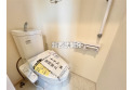 【トイレ】清潔感のある温水洗浄機能付きトイレ。収納付きでお掃除道具やトイレットペーパーなど収納可能です。