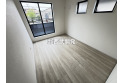 【内観】2面採光の洋室6帖のお部屋は、ゆとりある広さを確保しており主寝室向きです。