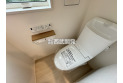 【トイレ】温水洗浄機能付きトイレです。小窓も付いているので空気の入れ換えも楽に行えます。