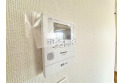 【設備】誰が来たか一目でわかるテレビモニター付きインターホン。