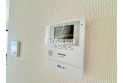 【設備】誰が来たか一目でわかるテレビモニター付きインターホン。