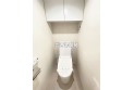 【トイレ】温水洗浄機能付暖房便座トイレです。ホワイトを基調にした、清潔感のある空間です。