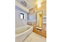 【風呂】浴室は窓の付いた明るい浴室となっております。浴室換気乾燥機付きなので暖房・涼風機能で心地よいバスタイムを。