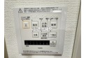 【設備】気温の低い寒い季節は天気がよくても洗濯物が乾きにくいですね。そんなとき、浴室換気乾燥暖房機は大変便利です。また、浴室暖房機能はお年寄りのヒートショック対策にもなります。