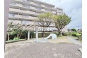 【外観】マンション横には公園もあり、お子様と遊ぶときにも便利です。