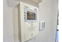 【設備】誰が来たか一目でわかるテレビモニター付きインターホン。