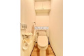 【トイレ】白を基調とした清潔感のある温水洗浄機能付きのトイレはリラックスできる空間です。吊戸棚も付いているのも嬉しいポイントです。