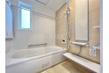 【風呂】換気乾燥機付きの浴室は、雨の日でも洗濯物ができるのでとても便利です。梅雨の時期でもこれで安心ですね。