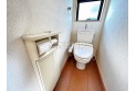 【トイレ】トイレについた小窓は換気に役立ちます。その他暗くなりがちな空間も明るくなりますよ！