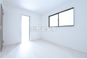 【内観】ホワイト調のフローリングと壁紙で明るく清潔感のある居室。お部屋が広く感じられます。