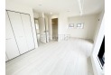 【内観】ホワイト調のフローリングと壁紙で明るく清潔感のある居室。お部屋が広く感じられます。