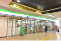【コンビニ】ファミリーマート鶴瀬駅店　約450m