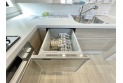 【設備】システムキッチンは家族の仕事を助ける食器洗浄機付
