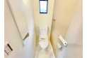 【トイレ】いつも綺麗に清潔に。洗浄機付きトイレです。もちろん窓も付いてるので空気の入れ替えも楽にできます。