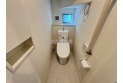 【トイレ】トイレについた小窓は換気に役立ちます。その他暗くなりがちな空間も明るくなりますよ。