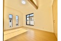 【内観】南西に面した洋室は日当り・通風ともに良好です。明るい部屋はそれだけで気分が晴れやかになりますね。