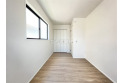 【内観】部屋にはクローゼットがございます。収納が多いお家はすっきりして快適空間です。