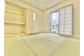 【内観】落ち着いた、温かみのある和室はくつろぎを与えてくれます