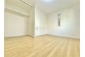 【内観】洋服などをすべて収納して室内空間は広々快適