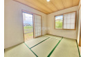 【内観】日本特有の部屋「和室」。障子越しに溶け込む太陽の明かりは、心を和ませてくれます。