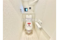 【トイレ】トイレについた小窓は換気に役立ちます。その他暗くなりがちな空間も明るくなりますよ。