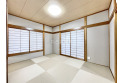 【内観】日本特有の部屋「和室」。障子越しに溶け込む太陽の明かりは、心を和ませてくれます。