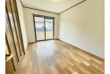 【内観】洋室は日当り・通風ともに良好です。明るい部屋はそれだけで気分が晴れやかになりますね。