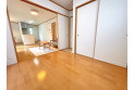 【内観】南に面したお部屋は日当り・通風ともに良好です。明るい部屋はそれだけで気分が晴れやかになりますね。