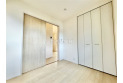 【内観】部屋にはクローゼットがございます。収納が多いお家はすっきりして快適空間です。