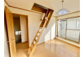 【内観】季節物の収納にも使える小屋裏収納。